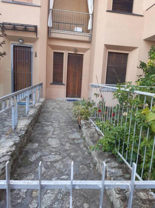 Casa Con Giardino: Варацце Екстер'єр фото